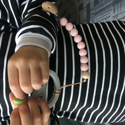 سوار خرز من السيليكون مخصص للعب الأطفال الرضع