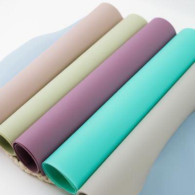 BPA الحرة غير زلة الاطفال سيليكون تحديد الموقع الملونة مع شعار مخصص الجدول حصيرة مكتب حصيرة