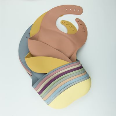 BPA Free Soft Personalized Silicone Bib ، مقاوم للماء سيليكون الغذاء الماسك المرايل