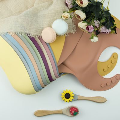 BPA Free Soft Personalized Silicone Bib ، مقاوم للماء سيليكون الغذاء الماسك المرايل