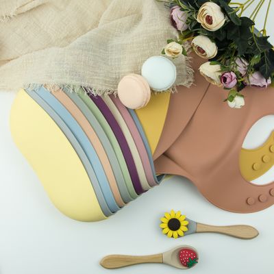 BPA Free Soft Personalized Silicone Bib ، مقاوم للماء سيليكون الغذاء الماسك المرايل