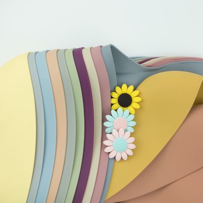 BPA Free Soft Personalized Silicone Bib ، مقاوم للماء سيليكون الغذاء الماسك المرايل